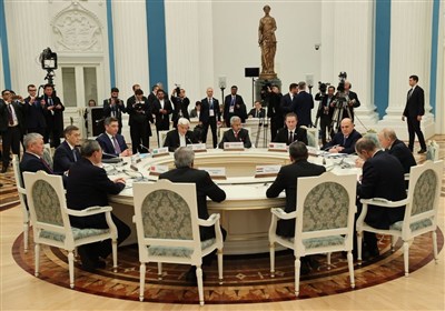 دیدار اعضای شرکت‌کننده در اجلاس شانگهای با پوتین