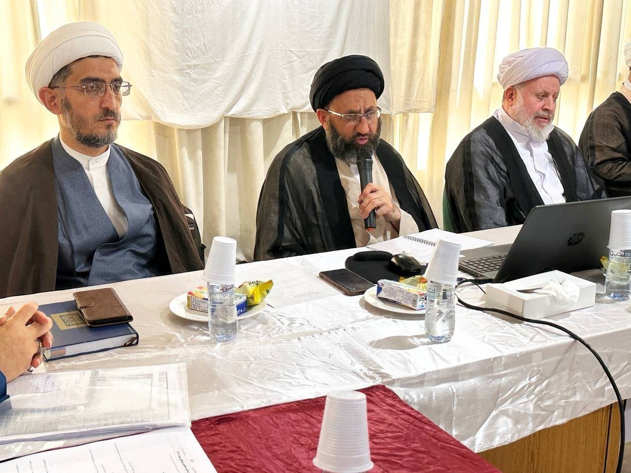 نشست روحانیون عمره 1404 در مکه؛ تأکید بر آموزش مرحله‌ای و توجیه زائران توسط روحانیون