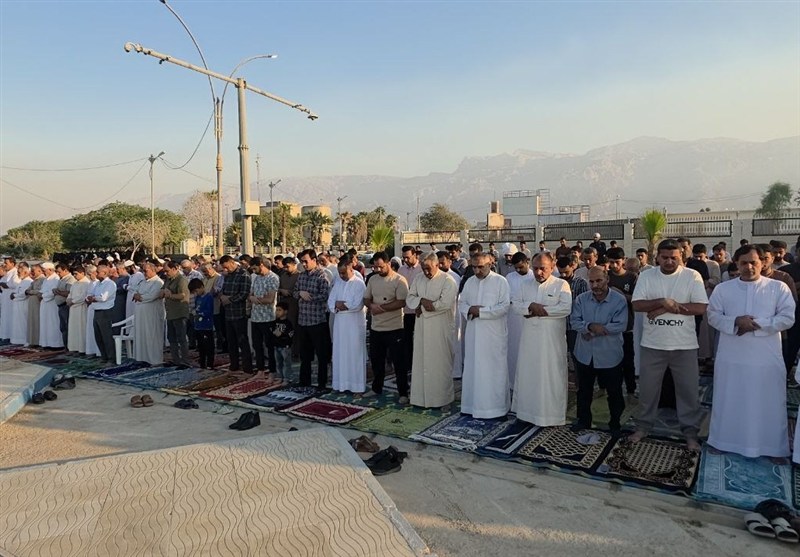 اقامه نماز طلب باران در عسلویه و نخل تقی در جنوب استان بوشهر