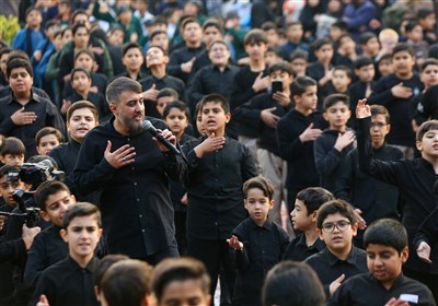 همخوانی سرود "خورشید نمی‌سوزد" با حضور پویانفر و 2 هزار نوجوان