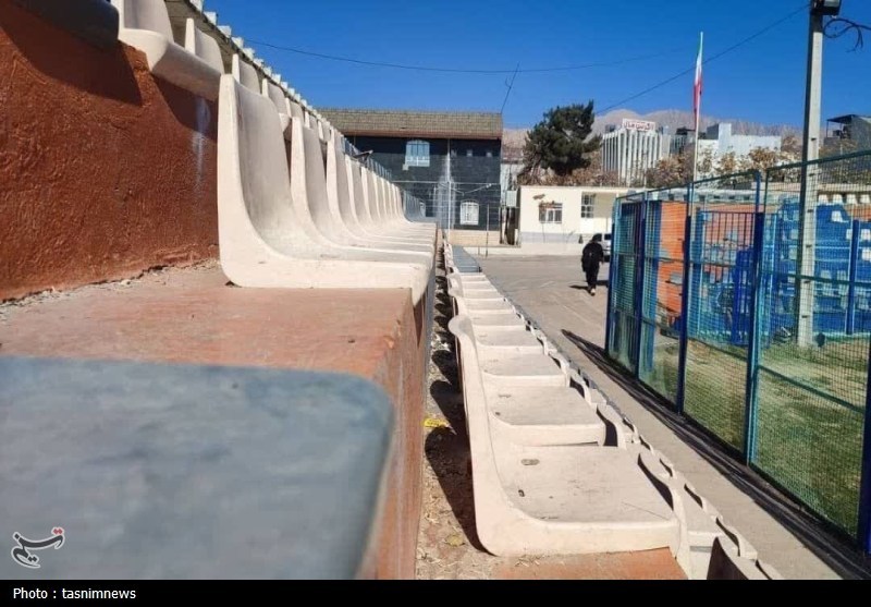 کج‌سلیقگی نصاب آبروی ورزش را برد؛ تصاویر صندلی‌های درهم‌تنیده ورزشگاه یاسوج جنجالی شد