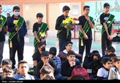لحظه‌های ناب مدرسه آیت‌الله صالحی کرمان در استقبال از شهید گمنام