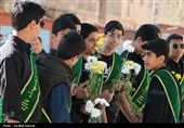 لحظه‌های ناب مدرسه آیت‌الله صالحی کرمان در استقبال از شهید گمنام