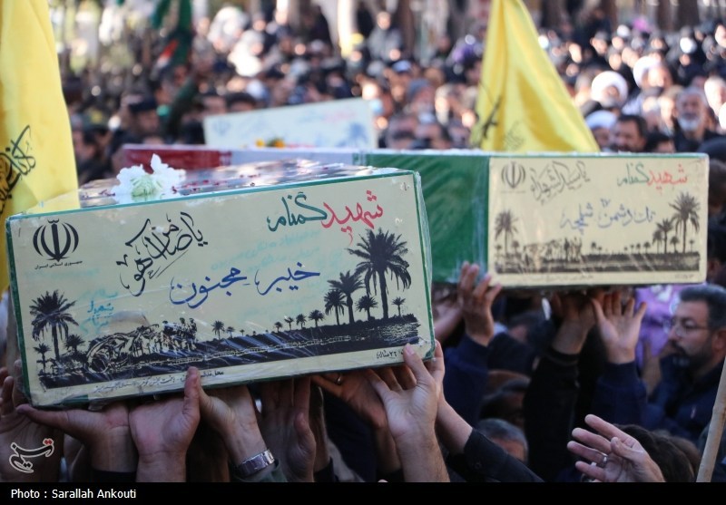 سنگ تمام کرمانی‌ها در تشییع شهدای گمنام/ نمایشی از وحدت، ایمان و وفاداری + فیلم