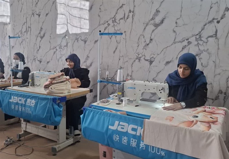 چرخ خیاطیهایی که الگوی ملی تولید می کنند/ اقتصاد مقاومتی با دستان زنان توانمند