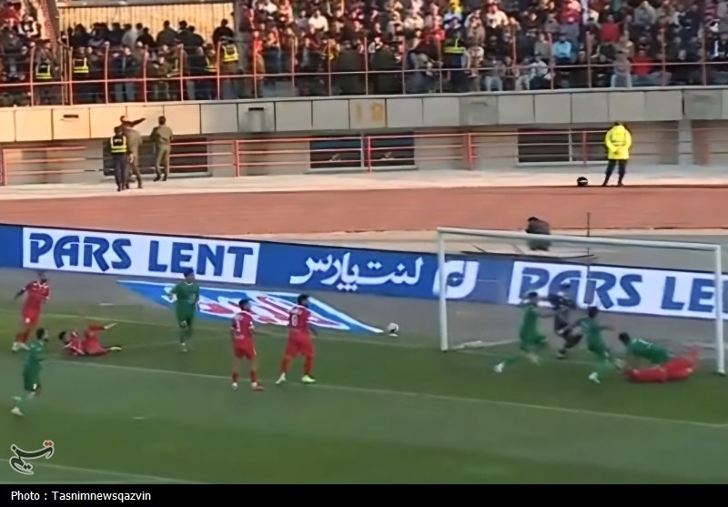 پرسپولیس در یک بازی شبهه‌ناک از قزوین پیروز خارج شد
