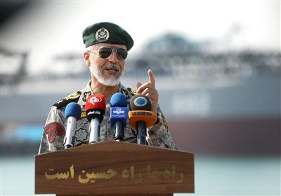 دریادار سیاری: باید از به‌روزترین فناوری‌ها در نیروی دریایی بهره‎مند باشیم