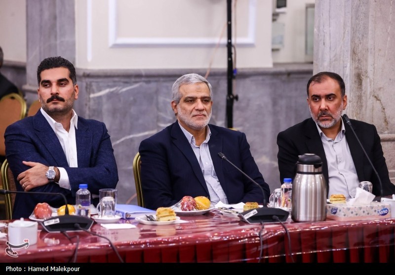 نشست صمیمانه رئیس مجلس با مدیران رسانه‌های کشور