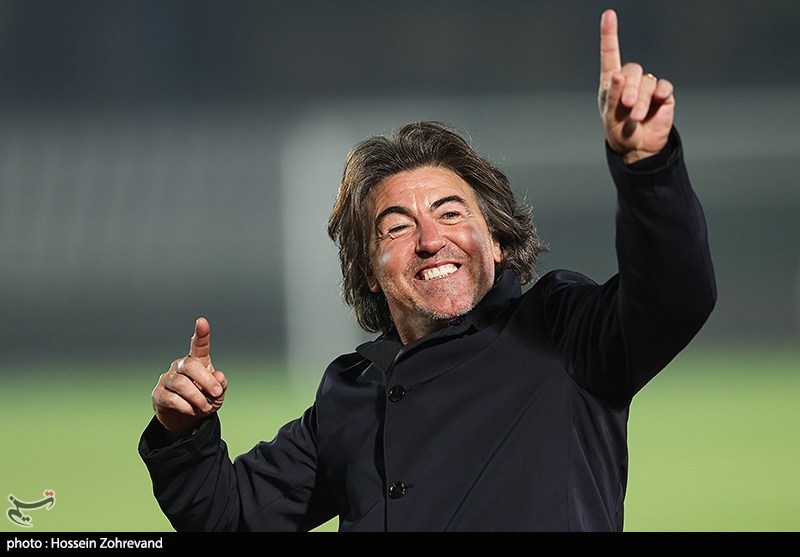 دیدار تیم‌های فوتبال استقلال و فولاد خوزستان