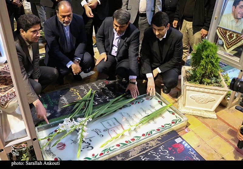 ادای احترام وزیر ارتباطات به مقام شامخ شهید سلیمانی