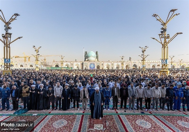 نماز شکر نزول باران در حرم رضوی اقامه شد