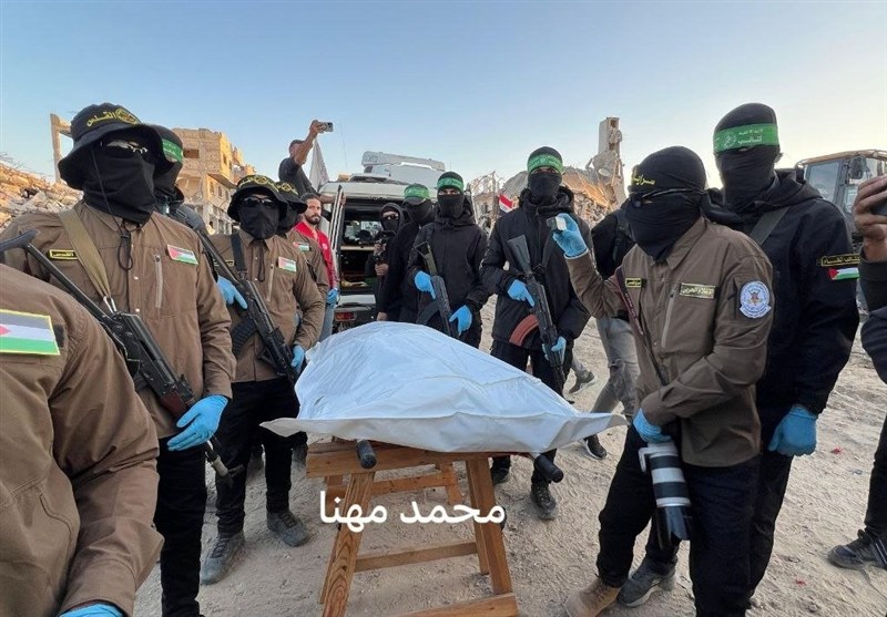 القسام تسلّم جثة أسير إسرائيلي للصليب الأحمر ضمن اتفاق التبادل الجاري