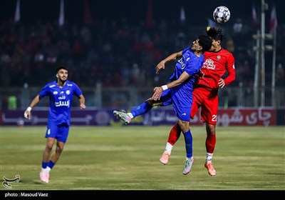 دیدار تیم‌های فوتبال  تراکتور و استقلال خوزستان