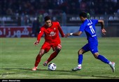 دیدار تیم‌های فوتبال  تراکتور و استقلال خوزستان