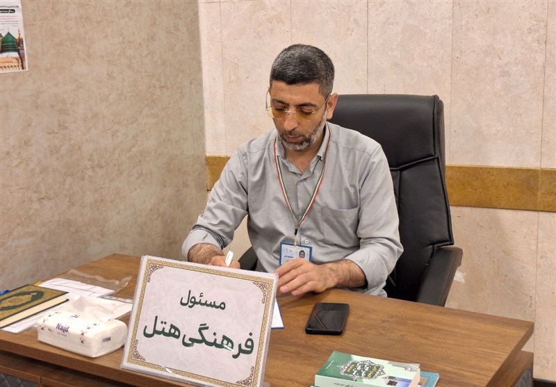 خادمی با لباس شخصی در مدینه؛ از اذان یک نوزاد تا خدمت شبانه‌روزی به زائران