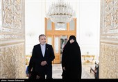 دیدار سیدعباس عراقچی  وزیر امور خارجه و ریحانه سلامی دختر سپهبد شهید حسین سلامی