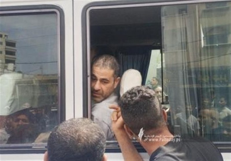 الكيان الصهيوني يفرج عن 5 أسرى من غزة ووصولهم إلى مستشفى شهداء الأقصى