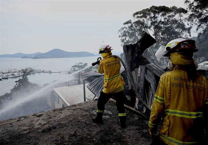 Australian Bushfires Raze Homes in Two States; Firefighter Dies