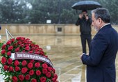 Araqchi Pays Tribute at Azeri Martyrs’ Memorial
