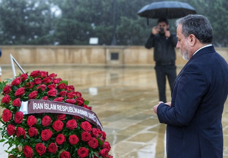 Araqchi Pays Tribute at Azeri Martyrs’ Memorial