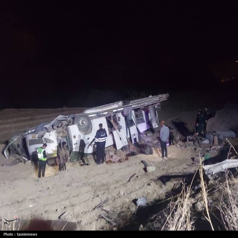 سقوط اتوبوس از ارتفاع 5 متری در دنا؛ 13 نفر مصدوم شدند