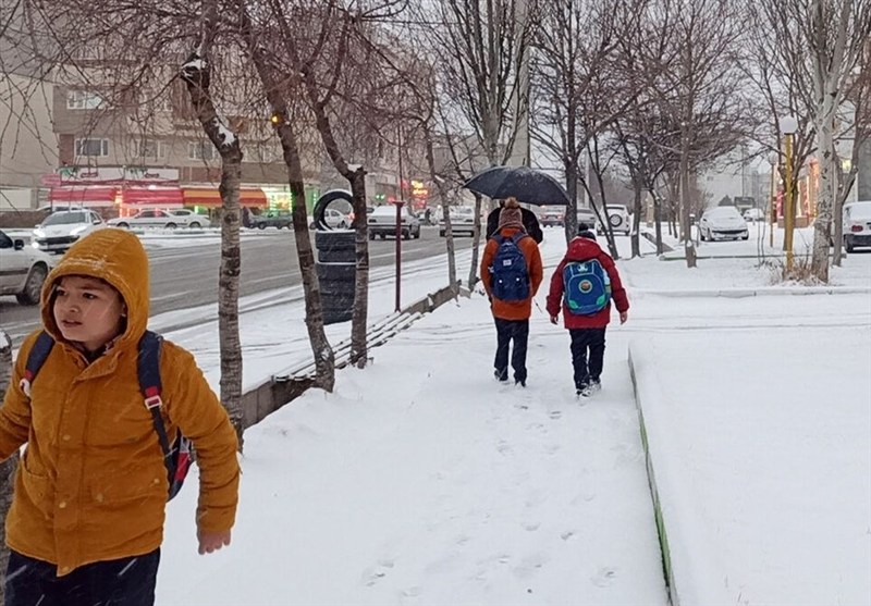 اولین تعطیلی امسال مدارس به‌خاطر برف؛ دانش‌آموزان هشترودی امروز با شاد درس می‌خوانند