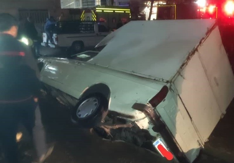 فرونشست زمین در شهرک ولیعصر تهران 3 خودرو را گرفتار کرد