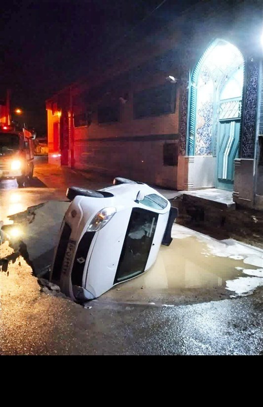 فرونشست زمین در خمینی‌شهر؛ سقوط خودرو ال90 در گودال