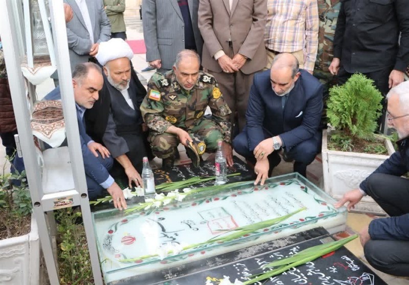 ادای احترام فرمانده نزاجا به مقام شامخ سپهبد شهید حاج قاسم سلیمانی