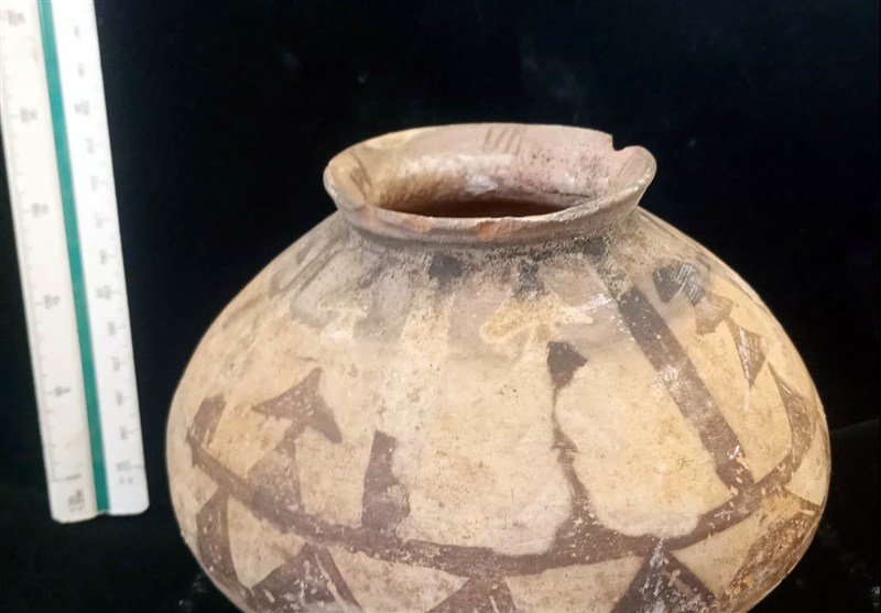 کشف و ضبط 12 قطعه شی تاریخی در جیرفت