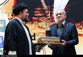 مسعود پزشکیان، رییس جمهور، حجت‌الاسلام والمسلمین سید حسن خمینی در آئین پایانی جایزه جهانی امام خمینی(ره)