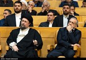 مسعود پزشکیان، رییس جمهور، حجت‌الاسلام والمسلمین سید حسن خمینی در آئین پایانی جایزه جهانی امام خمینی(ره)