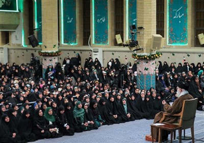 İmam Hamanei Neden Hicabın Batılı Kadınları İslam'a Yönelteceğine İnanıyor?