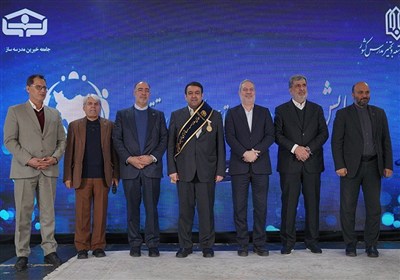 نشان افتخار و حمایل «حامی مدرسه‌سازی ایران» به مدیرعامل بانک اهدا شد/ ساخت 135 مدرسه در مناطق محروم