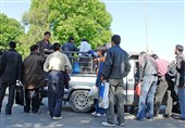 بلاتکلیفی کارگران در سرمای زمستان/ انتظار در چهارراه باسکول برای لقمه‌ای نان حلال!