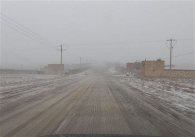 کولاک و برف در محورهای خراسان رضوی/ تندباد به مشهد رسید