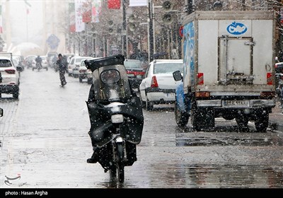 بارش برف در معابر تهران و خطر تصادفات زنجیره‌ای