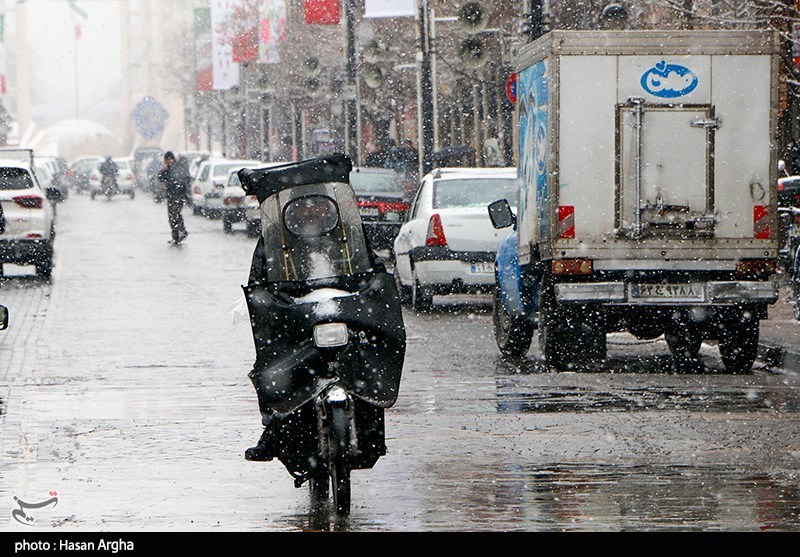 بارش برف در معابر تهران و خطر تصادفات زنجیره‌ای