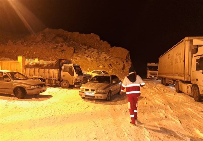 کولاک شدید برف در سمنان؛ 32 مسافر نجات یافتند