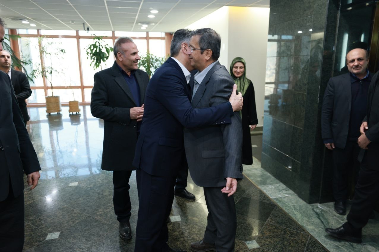 همتی وارد بانک مرکزی شد