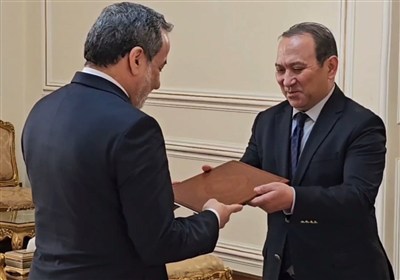 تقدیم رونوشت استوارنامه سفیر قزقیزستان به عراقچی