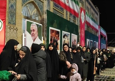 صف عاشقی بر مزار حاج قاسم؛ روایت دلدادگی مردم