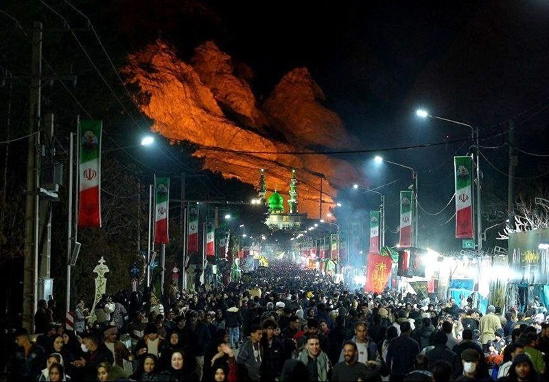 غوغای جمعیت در مسیر منتهی به مزار شهید سلیمانی