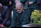 ادای احترام جانشین کل سپاه به مقام شهید سلیمانی در گلزار شهدای کرمان
