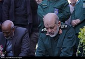 ادای احترام جانشین کل سپاه به مقام شهید سلیمانی در گلزار شهدای کرمان