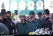 ادای احترام جانشین کل سپاه به مقام شهید سلیمانی در گلزار شهدای کرمان