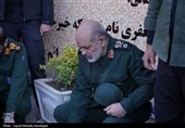ادای احترام جانشین کل سپاه به مقام شهید سلیمانی در گلزار شهدای کرمان