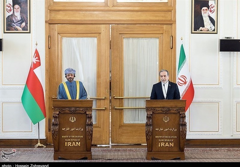 Oman Keeping Channels of Talks Open to Avert Challenges, FM Says in Tehran