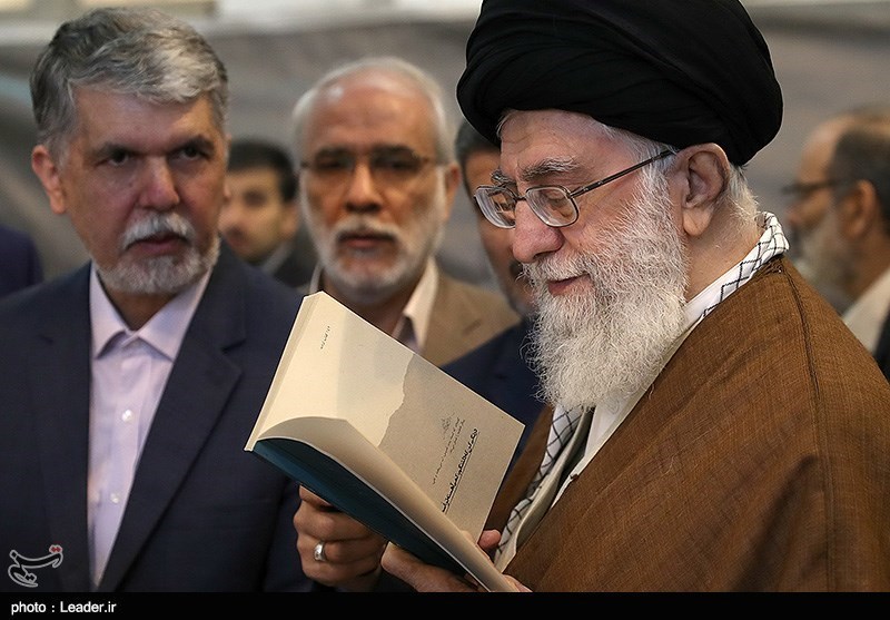 شوخی انقلاب با یک غرفه دار: «این کتاب به درد ما نمی خورد»+ ع